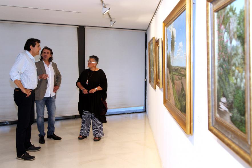 Inauguración Exposición "Ventanas al Jardín" de José Manuel Corujo Vergara - El autor  explica al concejal las obras. 