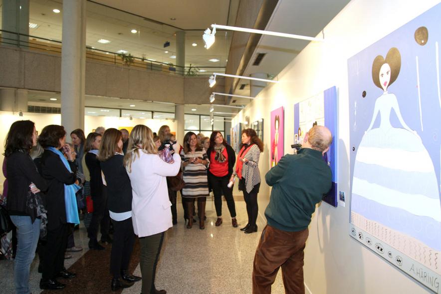 Inauguración Exposición IlusionARTizate - Imagen de personas mirando algunos de los cuadros de exposición.