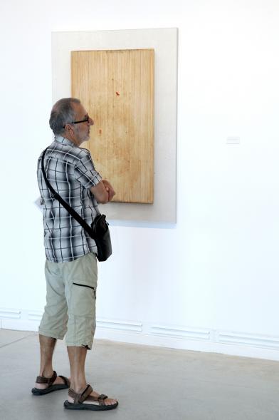 Visitante ante una de la obras. 