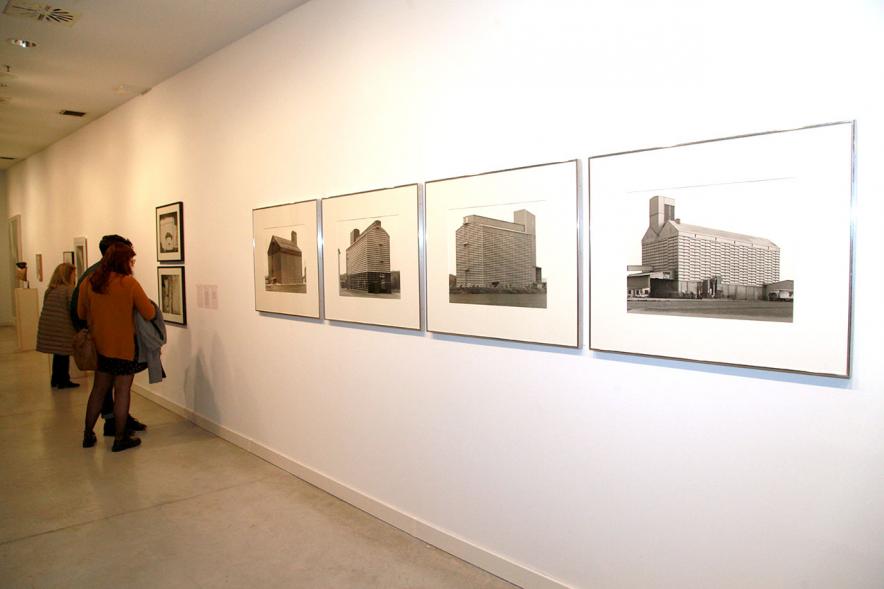 Inauguracion Exposición "La Idea de un Signo" - Colección Sánchez Ubiria - Imagen de personas mirando cuadros expuestos.