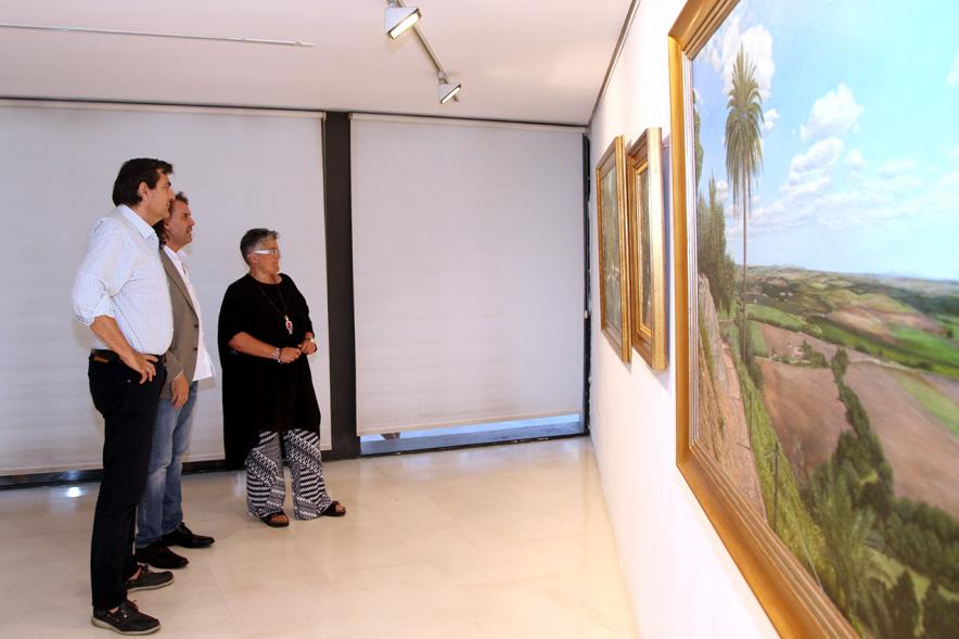 Inauguración Exposición "Ventanas al Jardín" de José Manuel Corujo Vergara - El autor  enseña al concejal las obras.