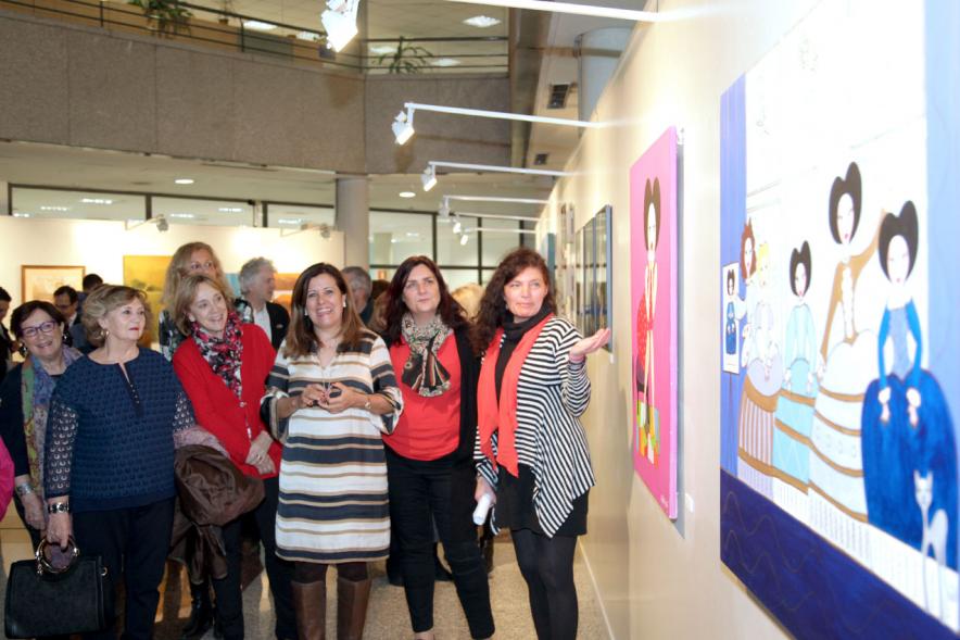 Inauguración Exposición IlusionARTizate - Imagen de personas mirando algunos de los cuadros de exposición.