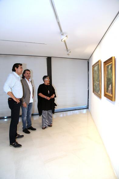 Inauguración Exposición "Ventanas al Jardín" de José Manuel Corujo Vergara - El autor  enseña al concejal las obras.