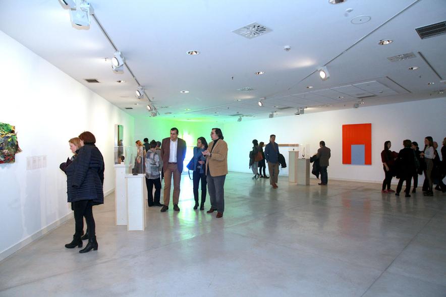 Inauguracion Exposición "La Idea de un Signo" - Colección Sánchez Ubiria - Imagen personas asistentes a la exposición.