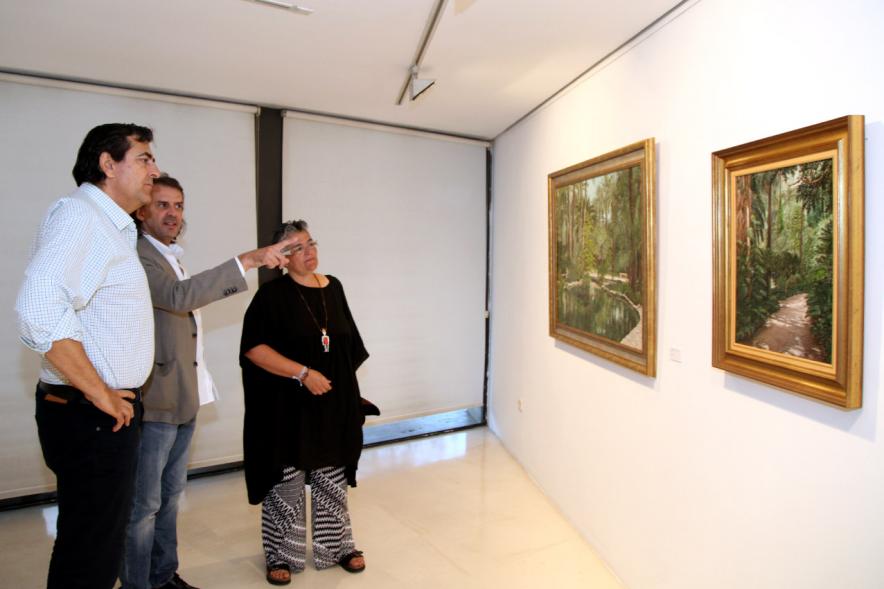 Inauguración Exposición "Ventanas al Jardín" de José Manuel Corujo Vergara -  El autor  enseña al concejal las obras.