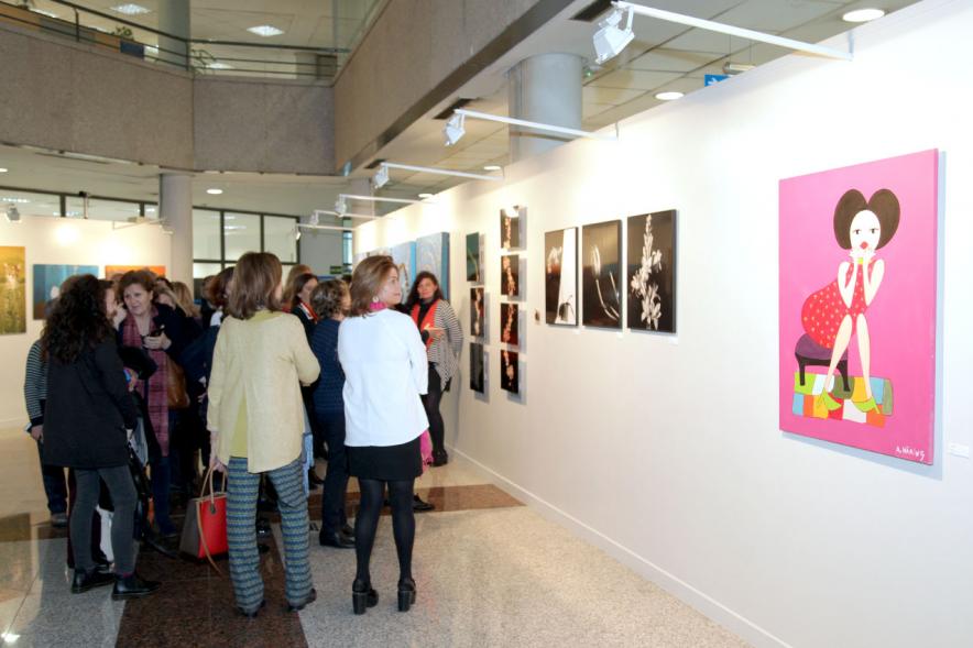 Inauguración Exposición IlusionARTizate - Imagen de personas mirando algunos de los cuadros de exposición.