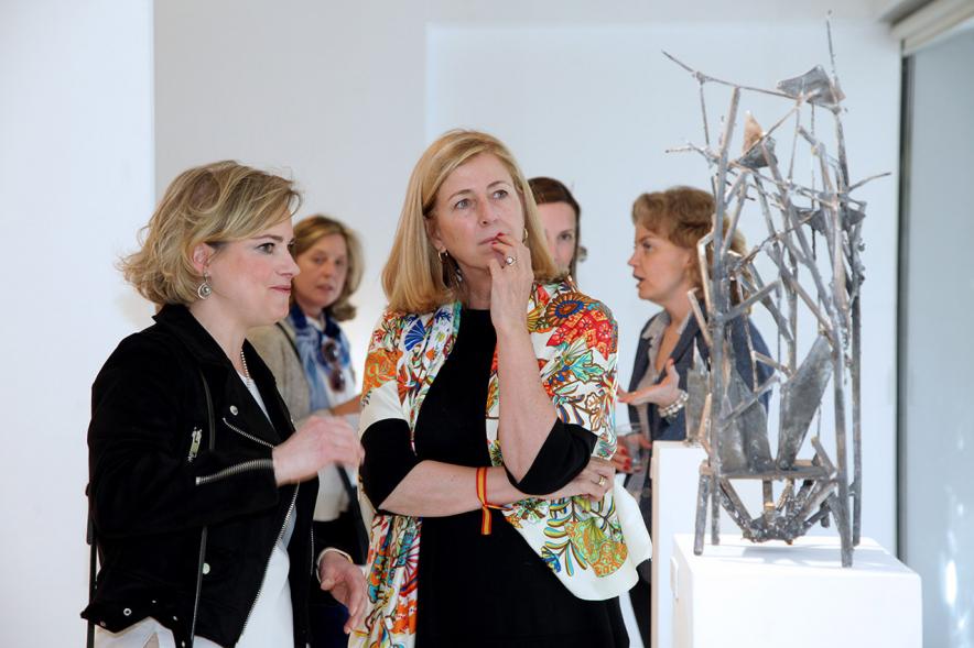 Diana García Roy, escultora, Directora Belén Poole en la exposición