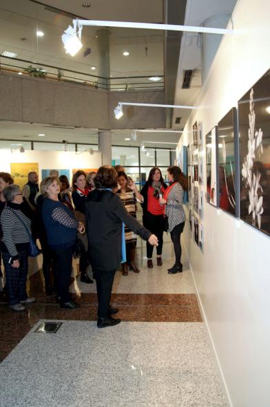 Inauguración Exposición IlusionARTizate - Imagen de personas mirando algunos de los cuadros de exposición.