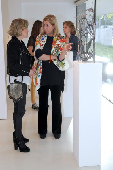 Diana García Roy, escultora, Directora Belén Poole en la exposición