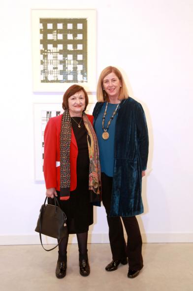Inauguracion Exposición "La Idea de un Signo" - Colección Sánchez Ubiria - Imagen dos personas posando delante de los cuadros.