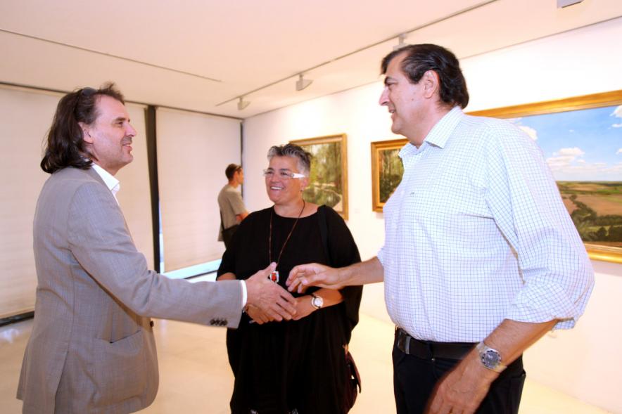 Inauguración Exposición "Ventanas al Jardín" de José Manuel Corujo Vergara - El autor saluda  al concejal.