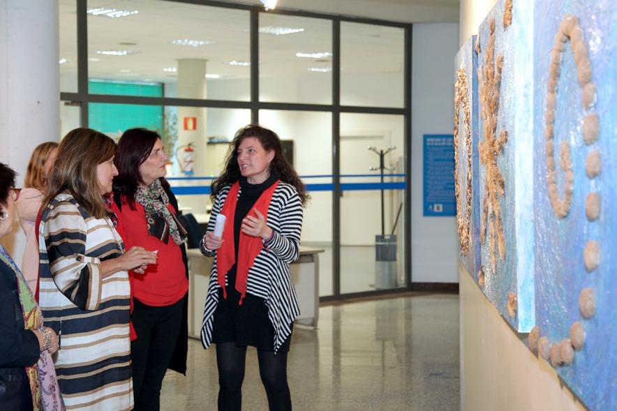 Inauguración Exposición IlusionARTizate - Imagen de personas mirando algunos de los cuadros de exposición.