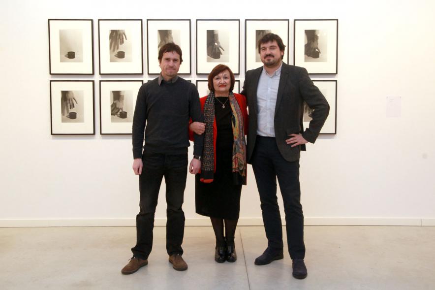 Inauguracion Exposición "La Idea de un Signo" - Colección Sánchez Ubiria - Imagen  personas posando delante de los cuadros.