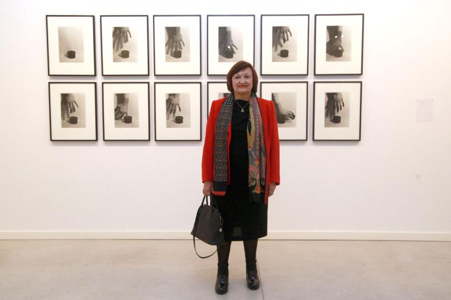 Inauguracion Exposición "La Idea de un Signo" - Colección Sánchez Ubiria - Imagen  persona posando delante de los cuadros.