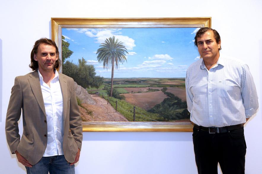 Inauguración Exposición "Ventanas al Jardín" de José Manuel Corujo Vergara - El autor y el concejal junto a una obra.