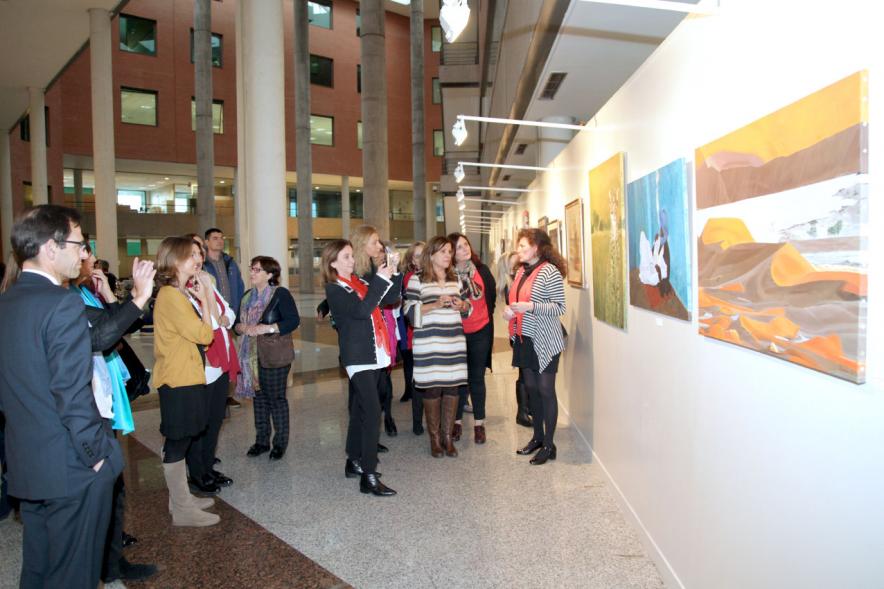 Inauguración Exposición IlusionARTizate - Imagen de personas mirando algunos de los cuadros de exposición.