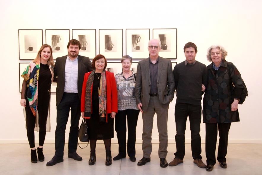 Inauguracion Exposición "La Idea de un Signo" - Colección Sánchez Ubiria - Imagen varias personas posando delante de los cuadros.