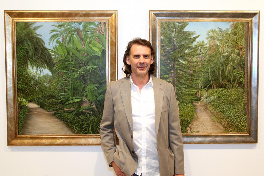 Inauguración Exposición "Ventanas al Jardín" de José Manuel Corujo Vergara - Posado del autor junto a su obra.