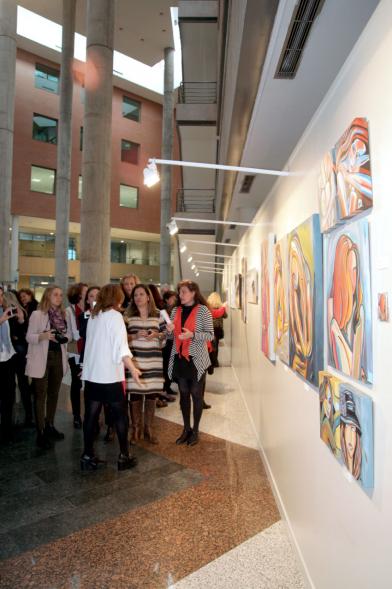 Inauguración Exposición IlusionARTizate - Imagen de personas mirando algunos de los cuadros de exposición.