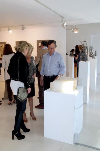 Diana García Roy, escultora, Directora Belén Poole en la exposición
