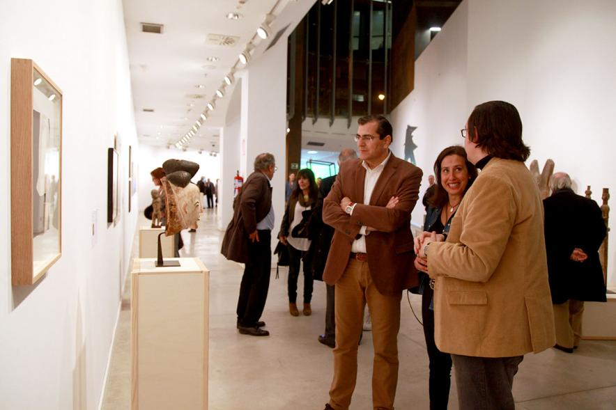 Inauguracion Exposición "La Idea de un Signo" - Colección Sánchez Ubiria - Imagen de personas mirando cuadros expuestos.