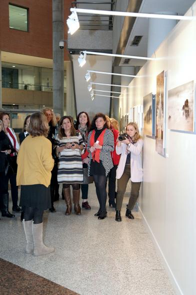 Inauguración Exposición IlusionARTizate - Imagen de personas mirando algunos de los cuadros de exposición.