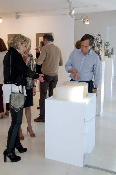 Diana García Roy, escultora, Directora Belén Poole en la exposición