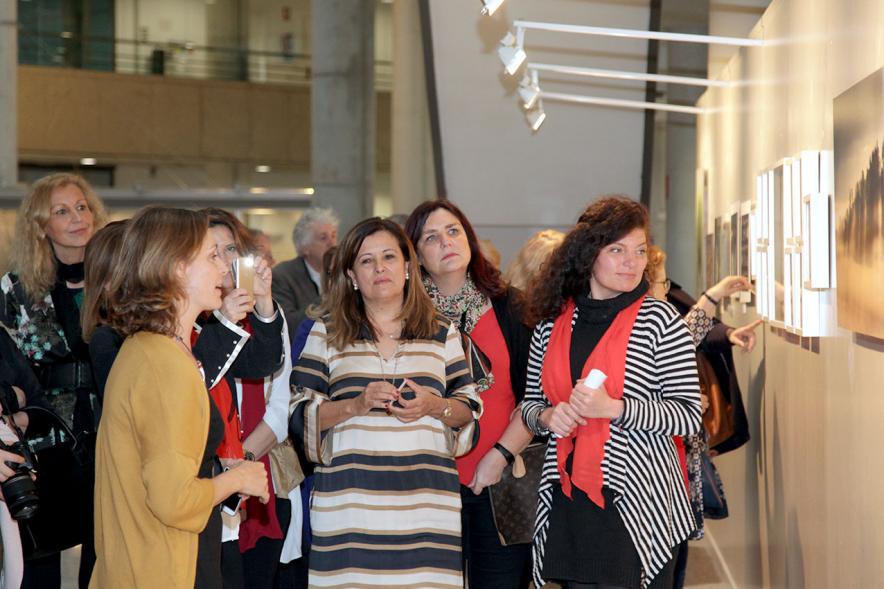 Inauguración Exposición IlusionARTizate - Imagen de personas mirando algunos de los cuadros de exposición.