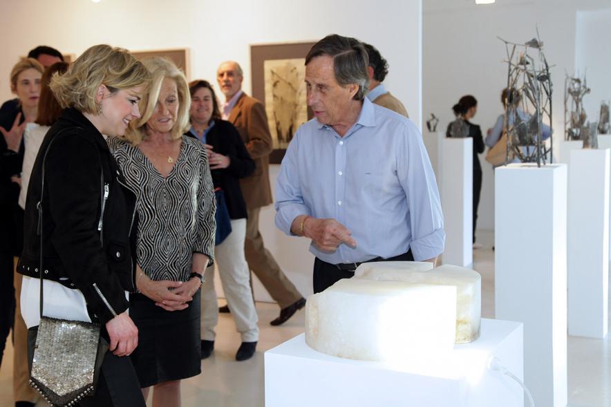 Diana García Roy, escultora, Directora Belén Poole en la exposición