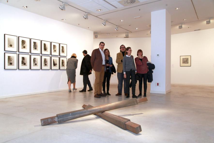 Inauguracion Exposición "La Idea de un Signo" - Colección Sánchez Ubiria - Imagen de personas mirando una de las esculturas expuestas.