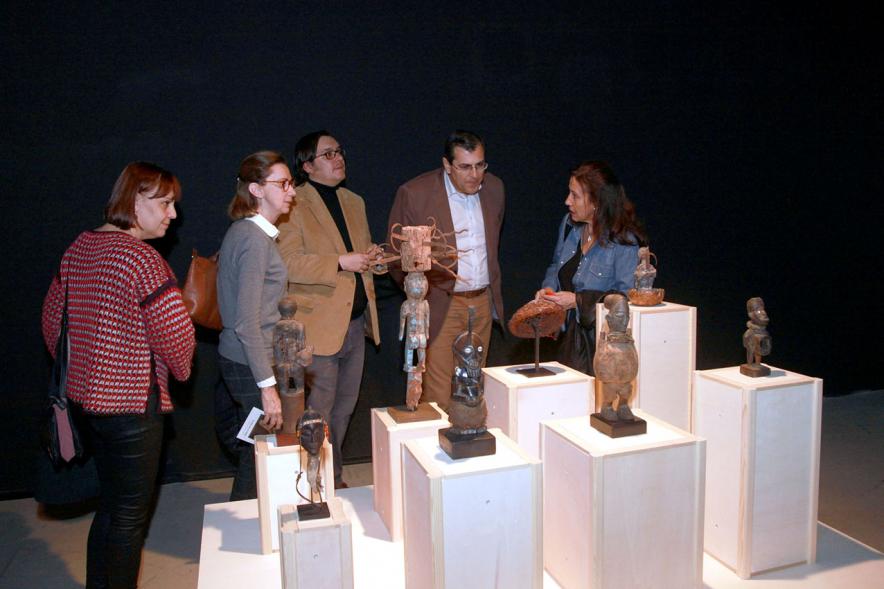 Inauguracion Exposición "La Idea de un Signo" - Colección Sánchez Ubiria - Imagen de personas mirando una de las esculturas expuestas.