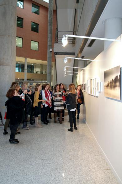 Inauguración Exposición IlusionARTizate - Imagen de personas mirando algunos de los cuadros de exposición.