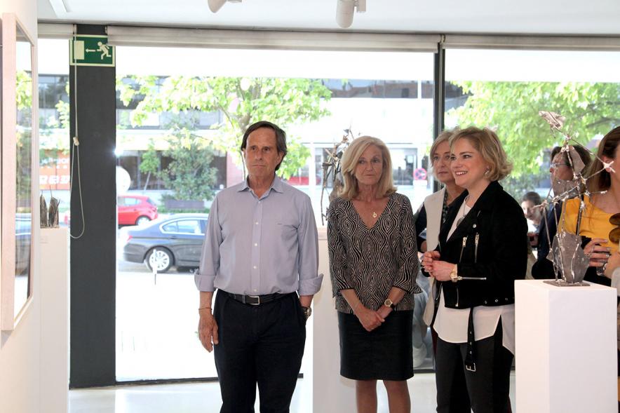 Diana García Roy, escultora y Autoridades en la Exposición. 