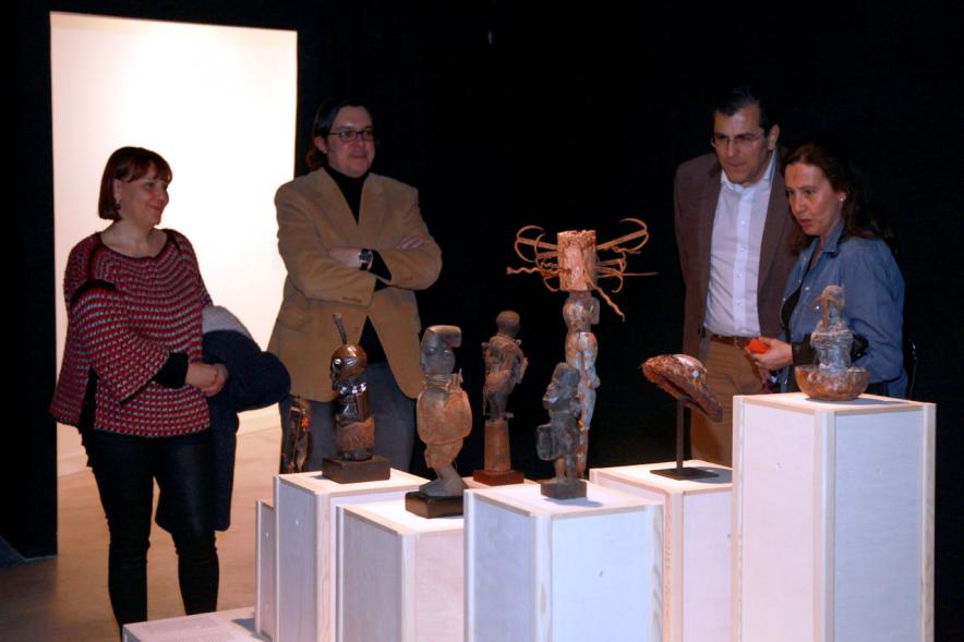 Inauguracion Exposición "La Idea de un Signo" - Colección Sánchez Ubiria - Imagen de personas mirando una de las esculturas expuestas.