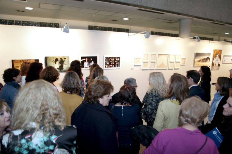 Inauguración Exposición IlusionARTizate - Imagen de personas mirando algunos de los cuadros de exposición.