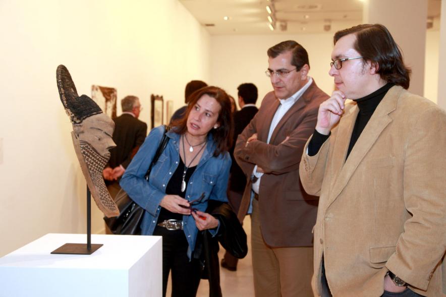 Inauguracion Exposición "La Idea de un Signo" - Colección Sánchez Ubiria - Imagen de personas mirando una de las esculturas expuestas.