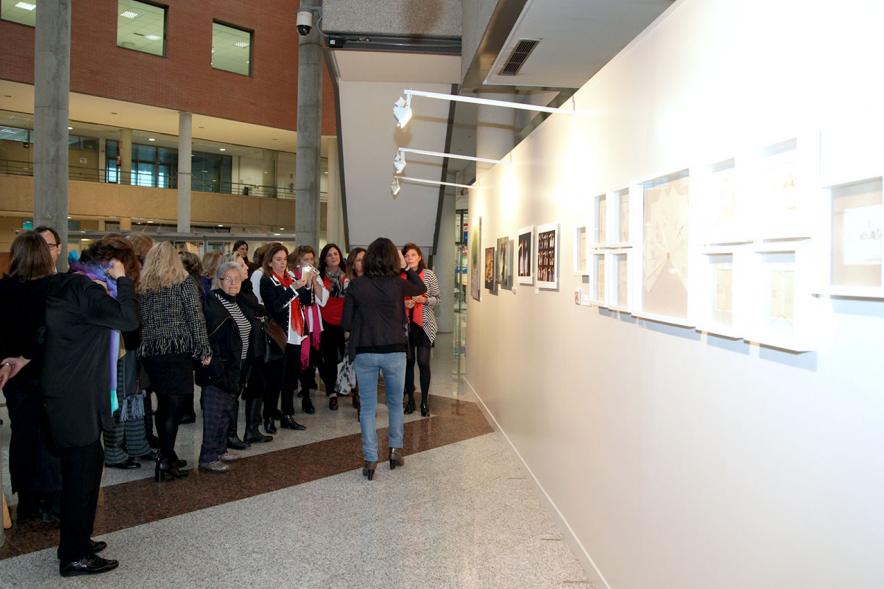 Inauguración Exposición IlusionARTizate - Imagen de personas mirando algunos de los cuadros de exposición.