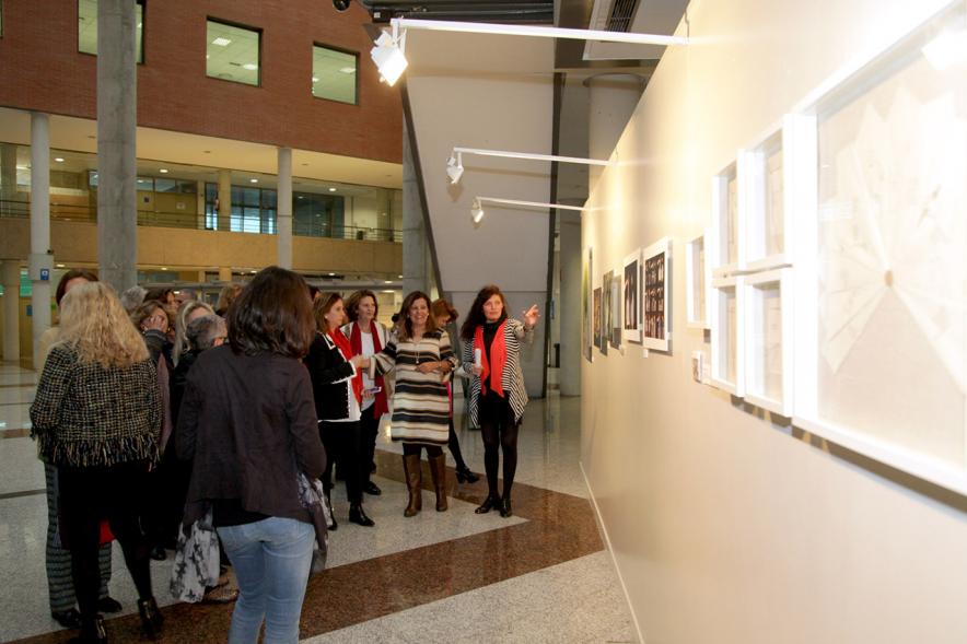 Inauguración Exposición IlusionARTizate - Imagen de personas mirando algunos de los cuadros de exposición.