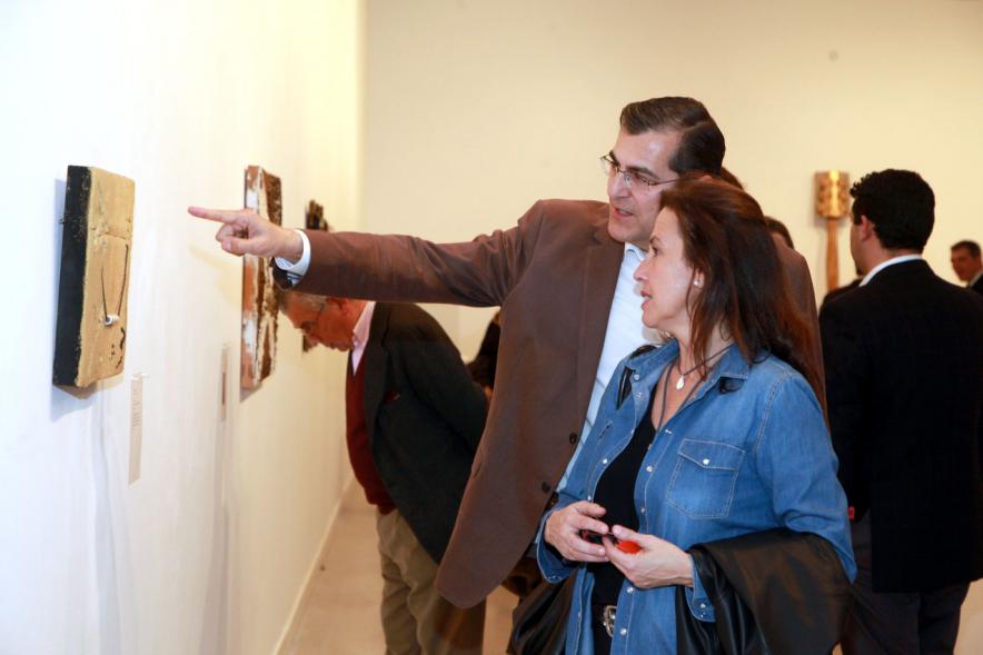 Inauguracion Exposición "La Idea de un Signo" - Colección Sánchez Ubiria - Imagen de personas mirando cuadros expuestos.