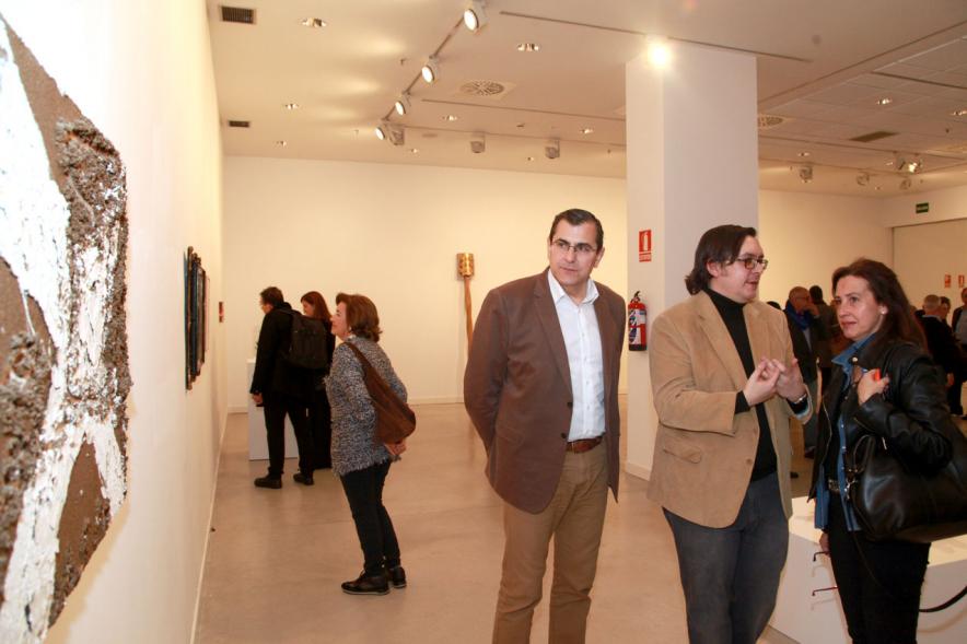 Inauguracion Exposición "La Idea de un Signo" - Colección Sánchez Ubiria - Imagen de personas mirando cuadros expuestos.