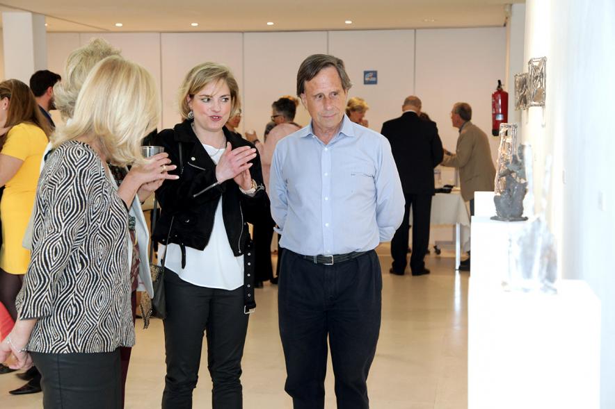Diana García Roy, escultora y Autoridades en la Exposición. 