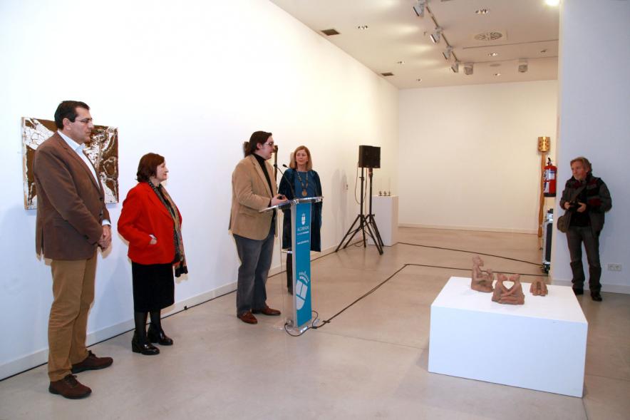 Inauguracion Exposición "La Idea de un Signo" - Colección Sánchez Ubiria - Imagen de  Sánchez Ubiria dirigiéndose al público asistente.