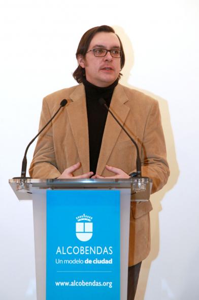 Inauguracion Exposición "La Idea de un Signo" - Colección Sánchez Ubiria - Imagen de  Sánchez Ubiria dirigiéndose al público asistente.