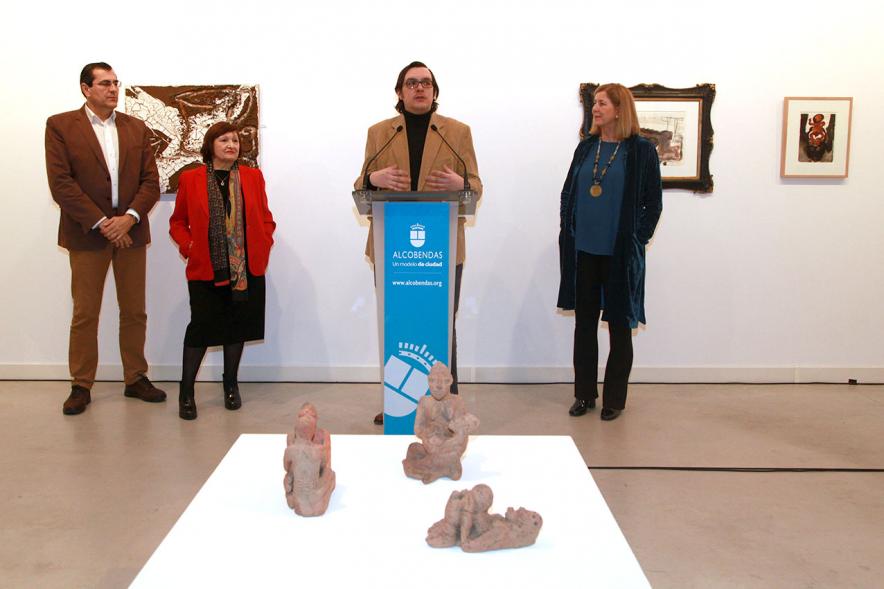Inauguracion Exposición "La Idea de un Signo" - Colección Sánchez Ubiria - Imagen de  Sánchez Ubiria dirigiéndose al público asistente.