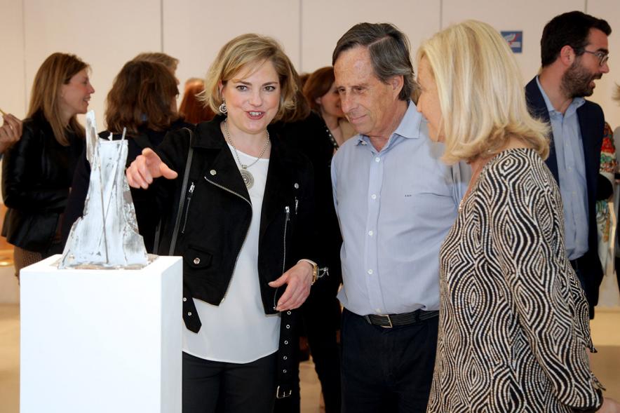 Diana García Roy, escultora y Autoridades en la Exposición. 