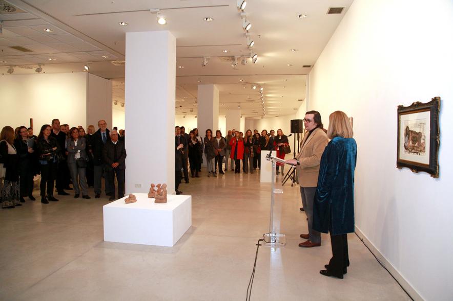 Inauguracion Exposición "La Idea de un Signo" - Colección Sánchez Ubiria - Imagen de  Sánchez Ubiria dirigiéndose al público asistente.