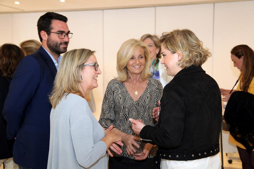 Diana García Roy, escultora y Autoridades en la Exposición. 