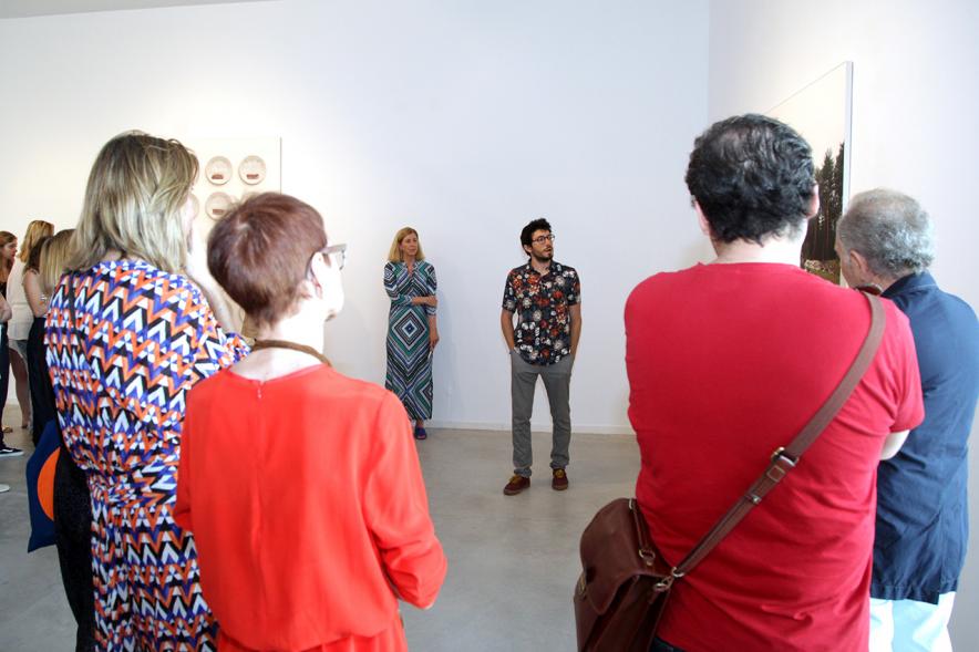  Manuel Franquelo-Giner presentando una de sus obras. 