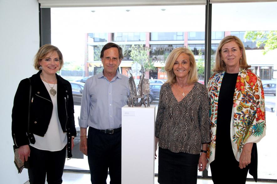 Diana García Roy, escultora y Autoridades en la Exposición. 