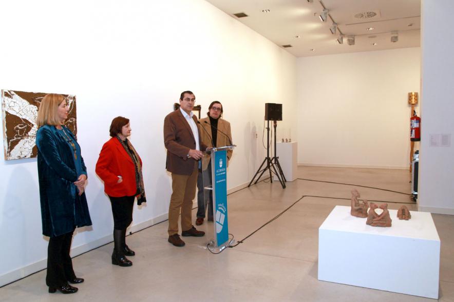 Inauguracion Exposición "La Idea de un Signo" - Colección Sánchez Ubiria - Imagen de persona dirigiéndose al público asistente.
